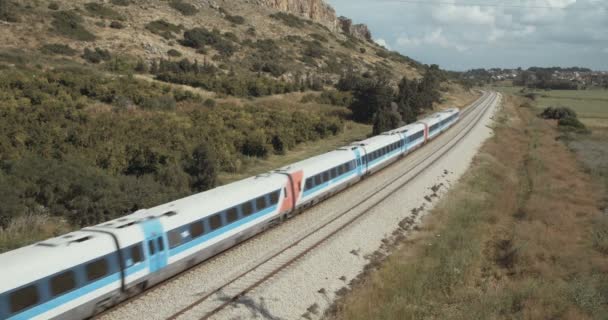 Treno che passa dalla distanza — Video Stock