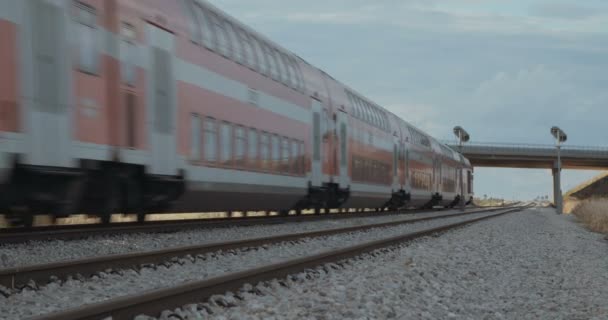 Tåget passerar från distansera bort — Stockvideo
