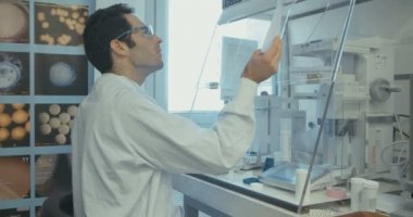 Tel Aviv, İsrail, Nisan 2016: İlaç şirketinde çalışan eczacı