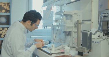 Tel Aviv, İsrail, Nisan 2016: İlaç şirketinde çalışan eczacı