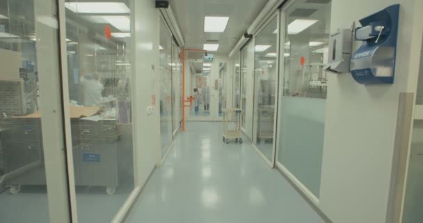 Israele, aprile 2016. Farmacisti che lavorano presso l'azienda farmaceutica — Video Stock