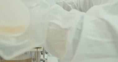 İlaç şirketinde çalışan eczacı