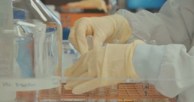 İlaç şirketinde çalışan eczacı