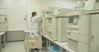 İlaç şirketinde çalışan eczacı