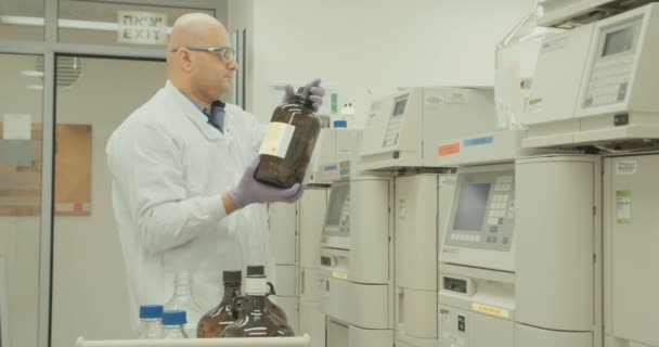 Farmacéutico trabajando en la compañía farmacéutica — Vídeo de stock