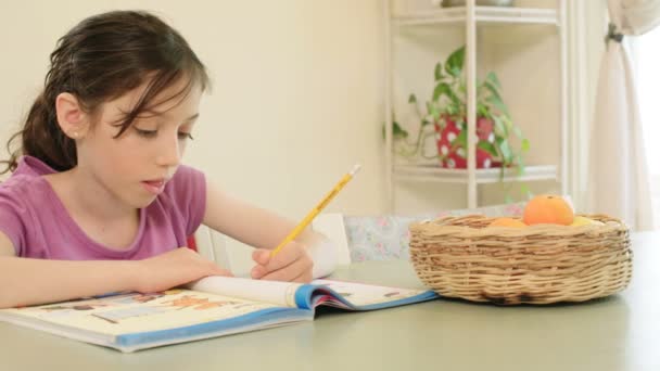 Niña haciendo su tarea — Vídeo de stock