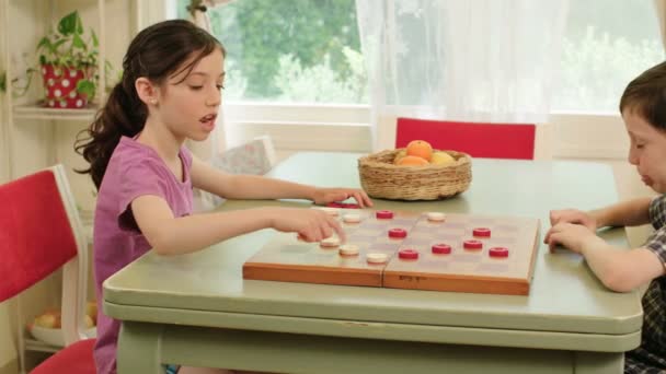 Menino e menina jogando xadrez — Vídeo de Stock