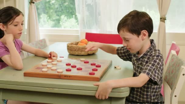 Boy and girl playing chess — Stock Video