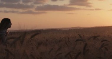 Bir alanda onu yetiştirme günbatımı sırasında kaçan genç kız mutluluk eller