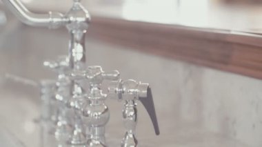 İzleme atış bir beyaz granit yüzey üzerinde lüks musluk