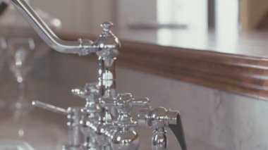 İzleme atış bir beyaz granit yüzey üzerinde lüks musluk