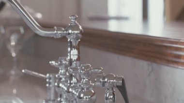 İzleme atış bir beyaz granit yüzey üzerinde lüks musluk