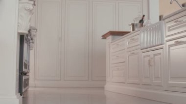 Lüks mutfak görüntüsünü izleme