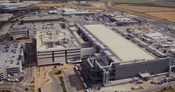 Aerial footage of a large industrial complex — Stock Video