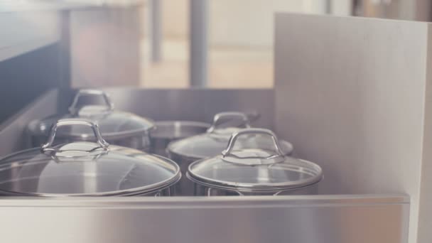 Keuken lade met roestvrij stalen potten sluiten — Stockvideo