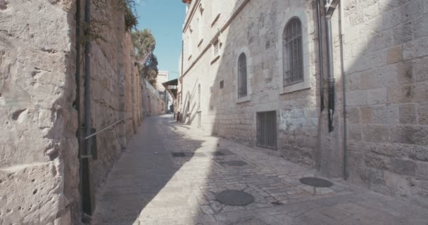 De Via Dolorosa in de oude stad Jeruzalem — Stockvideo
