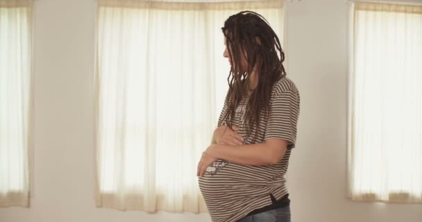 Gravid kvinna med dreadlocks — Stockvideo
