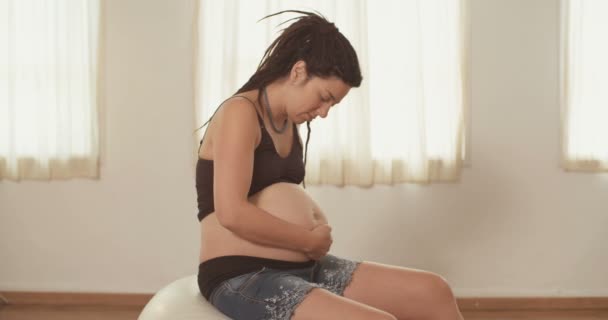 Pregnant woman with dreadlocks — Stock Video