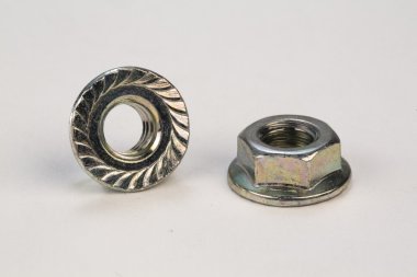 Cıvata ve vidalar beyaz bir arka plan üzerinde