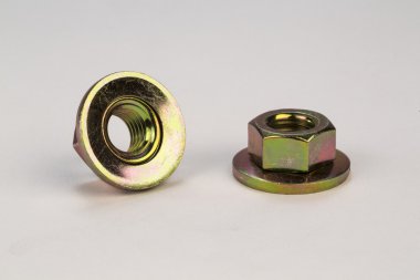 Cıvata ve vidalar beyaz bir arka plan üzerinde