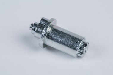 Cıvata ve vidalar beyaz bir arka plan üzerinde