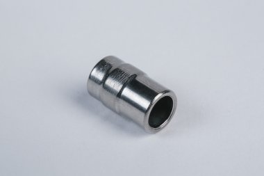 Cıvata ve vidalar beyaz bir arka plan üzerinde