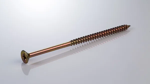 Cıvata ve vidalar beyaz bir arka plan üzerinde