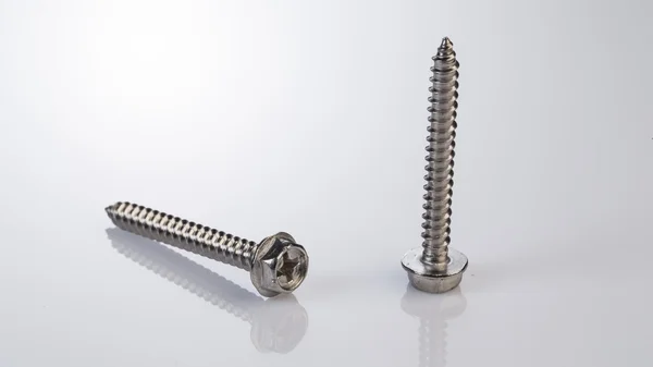 Cıvata ve vidalar beyaz bir arka plan üzerinde