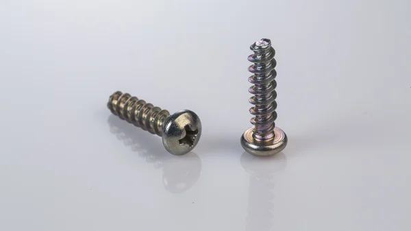 Cıvata ve vidalar beyaz bir arka plan üzerinde