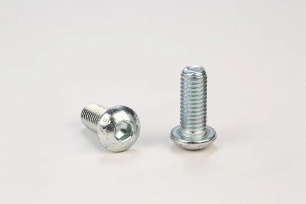 Cıvata ve vidalar beyaz bir arka plan üzerinde