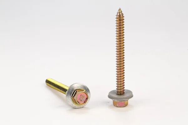 Cıvata ve vidalar beyaz bir arka plan üzerinde