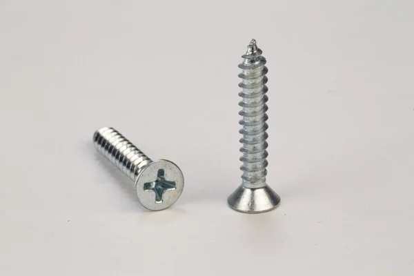 Cıvata ve vidalar beyaz bir arka plan üzerinde
