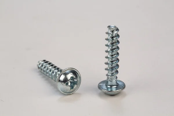 Cıvata ve vidalar beyaz bir arka plan üzerinde