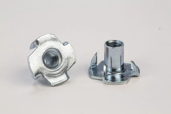 Cıvata ve vidalar beyaz bir arka plan üzerinde