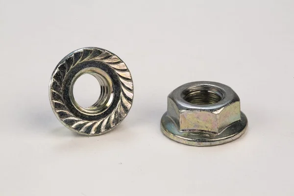 Cıvata ve vidalar beyaz bir arka plan üzerinde