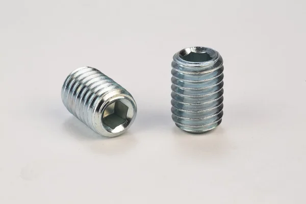 Cıvata ve vidalar beyaz bir arka plan üzerinde