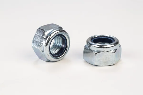 Cıvata ve vidalar beyaz bir arka plan üzerinde