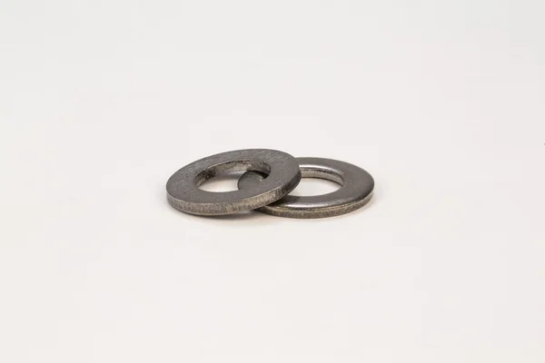 Cıvata ve vidalar beyaz bir arka plan üzerinde