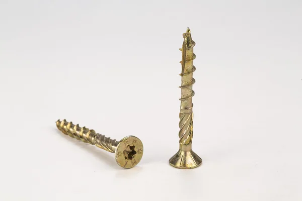 Cıvata ve vidalar beyaz bir arka plan üzerinde