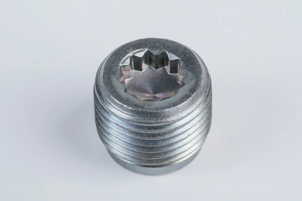 Cıvata ve vidalar beyaz bir arka plan üzerinde