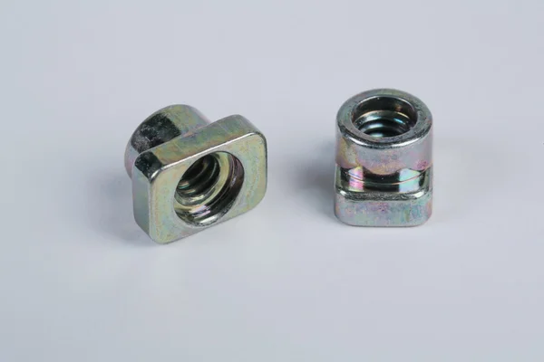 Cıvata ve vidalar beyaz bir arka plan üzerinde