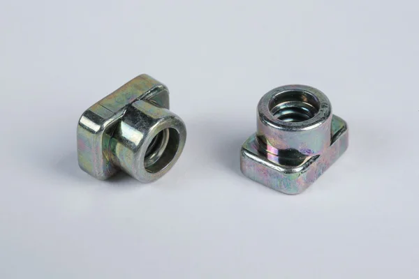 Cıvata ve vidalar beyaz bir arka plan üzerinde