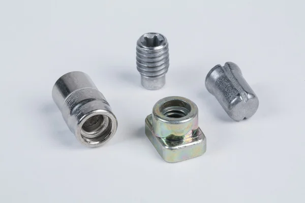 Cıvata ve vidalar beyaz bir arka plan üzerinde