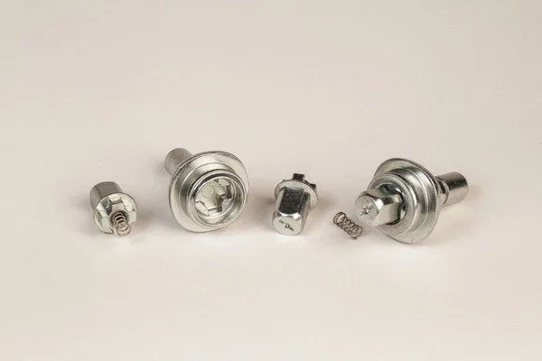 Cıvata ve vidalar beyaz bir arka plan üzerinde