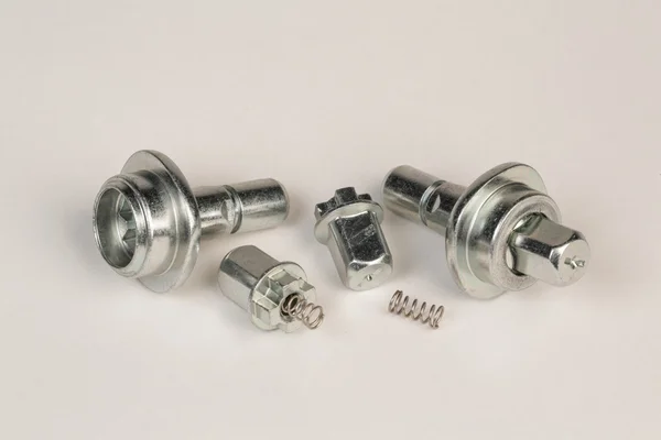 Cıvata ve vidalar beyaz bir arka plan üzerinde