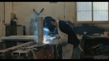 Kaynak bir atölyede metal parçalar Kaynak Kaynakçı