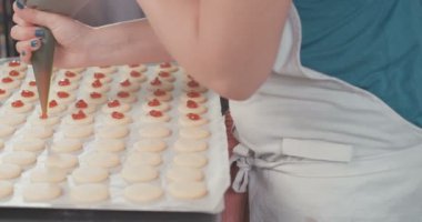 Baker çilek reçeli koyarak tereyağı kurabiye