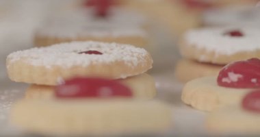 Baker sandviç ile çilek reçeli kurabiyeleri hazırlama