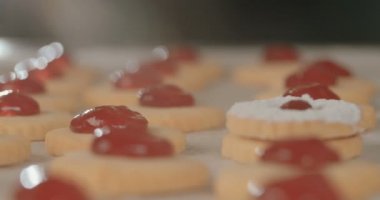 Baker sandviç ile çilek reçeli kurabiyeleri hazırlama