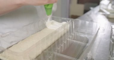 Bir hamur işi çanta kullanarak Baker